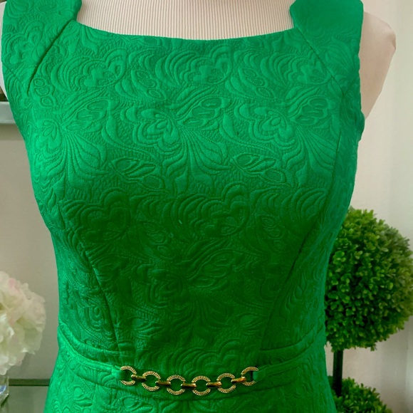 Ellen Tracy Green Sleeveless Jacquard Sheath Dress Gold Chain P-P 17”, P-H 26” - Picture 2 of 7